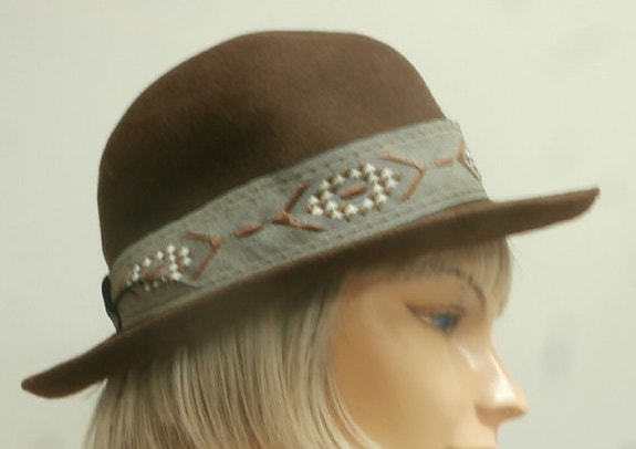 Hattu  8. Naisten ruskea vintage-lierihattu, koko 56