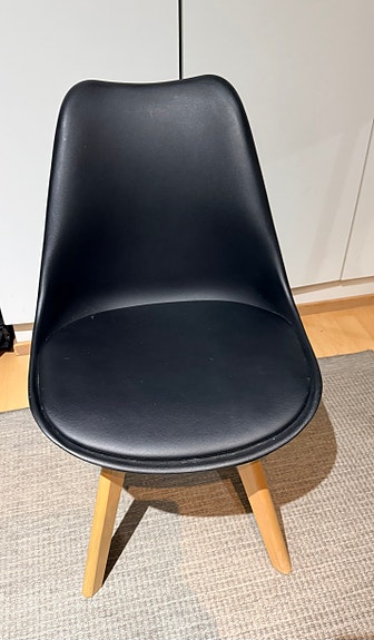 Ruokapöydän tuoli musta keinonahka puujaloilla