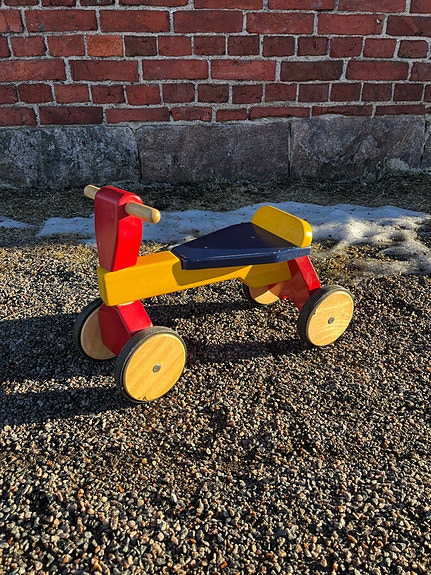 Puinen potkupyörä taaperoille