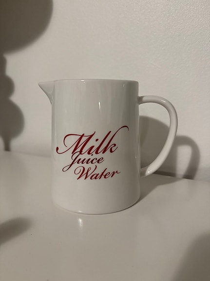 Maito / mehu / vesi kannu sisustustekstillä