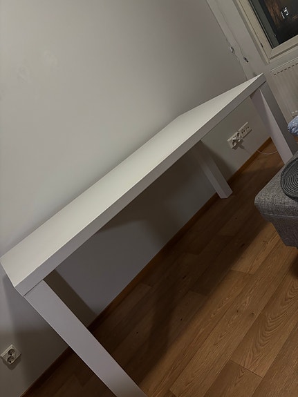 Iso valkoinen pöytä hyvässä kunnossa