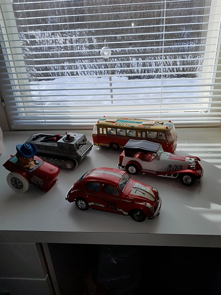 Vanhoja pelti/muovi autoja