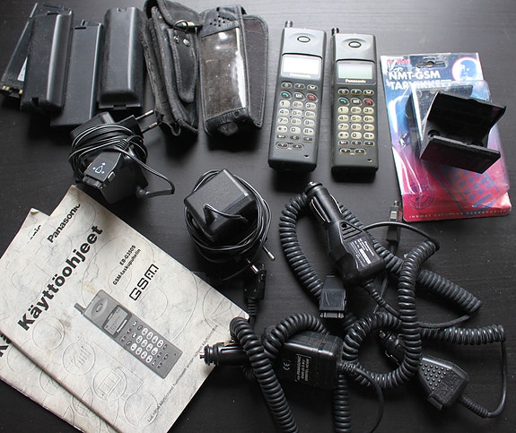Kaksi vanhaa Panasonic GSM-puhelinta