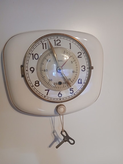 Seinäkello vaalea vintage-tyyli