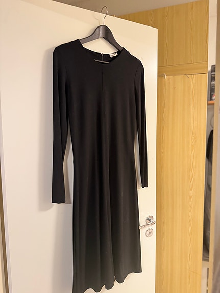 Tyylikäs musta Filippa K mekko - A-linja