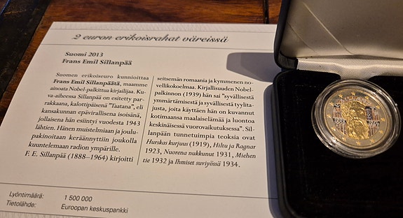 2€ erikoiseuro värjätty 2013 F. E. Sillanpää