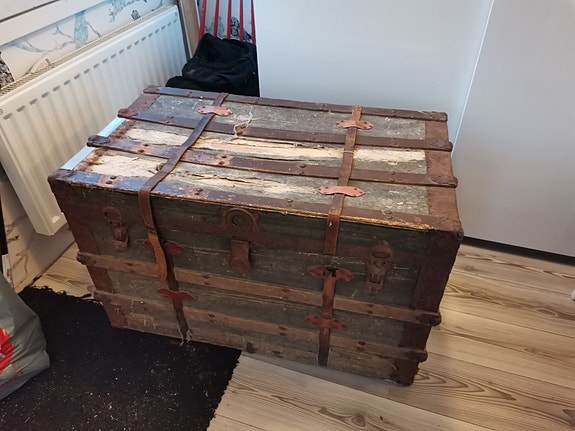 Vanha kulunut matka-arkku