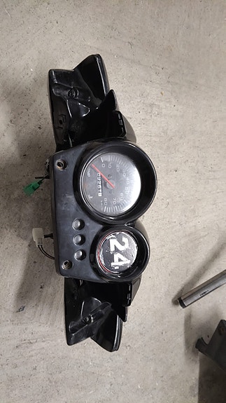 Mittaristo katteineen Yamaha Aerox
