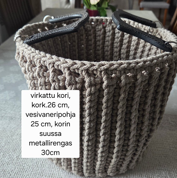 käsin virkattu kori vesivaneripohjalla beige