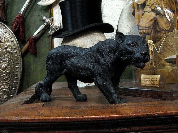 Yksityiskohtainen ”black panther” -patsas