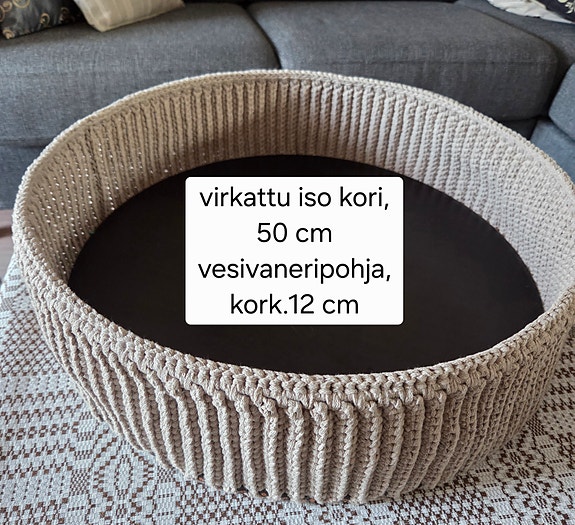 Iso upea virkattu kori