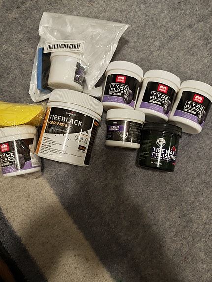 Renkaat kiillotus, Tire wax polishing.