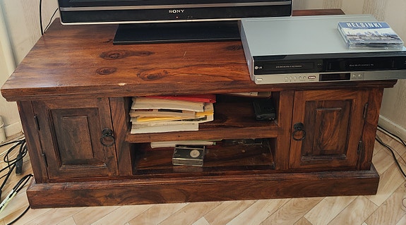 Vanha tv taso/ sohvapöytä