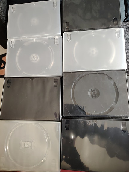 Tyhjiä dvd koteloita