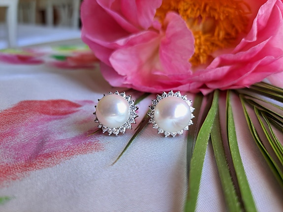 Korvakorut, 18K valkokultaa, South Sea pearls ja timantteja.