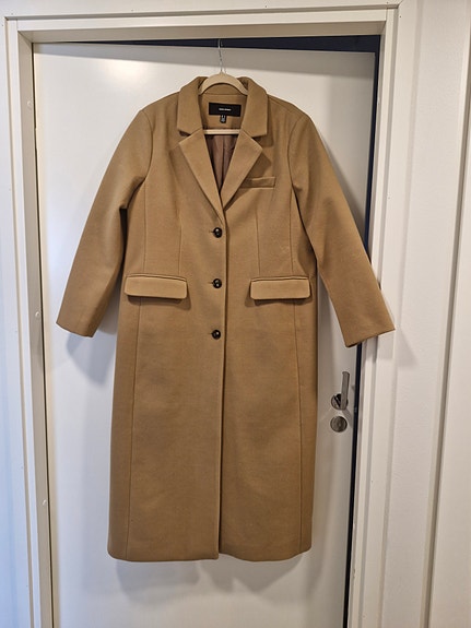Pitkä villakangastakki beige.