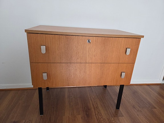 Teak lipasto