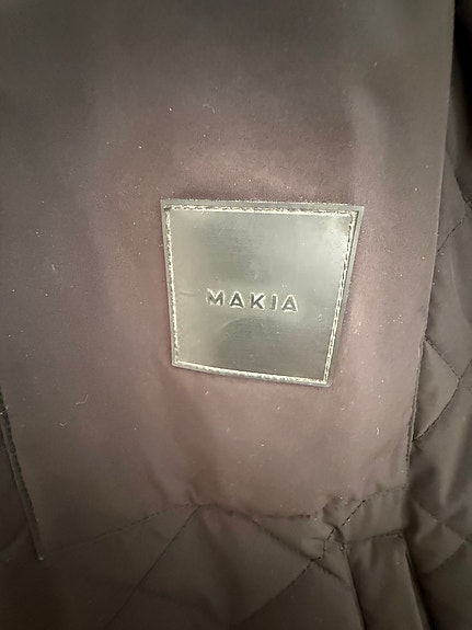 Myydään Makia miesten musta kevyt toppa/tikkitakki koko XXL