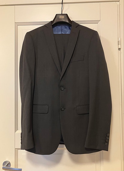 Tumman harmaa puku/ rippipuku / ylioppilaspuku koko 44 slim fit