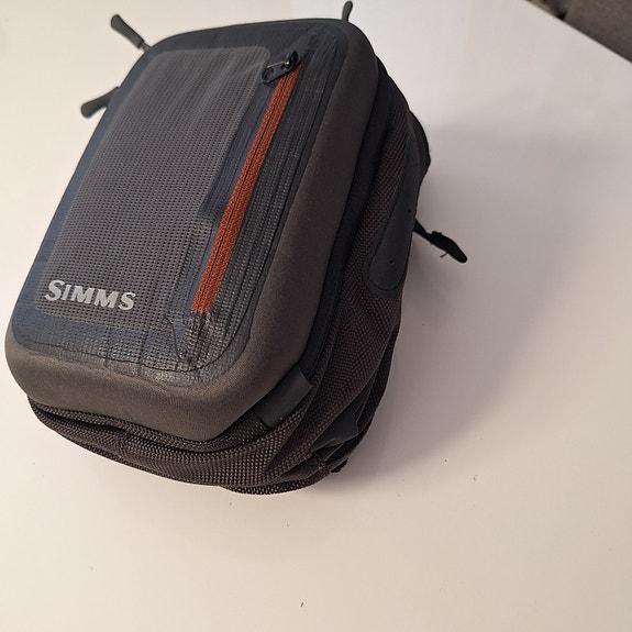 SIMMS RINTALAUKKU