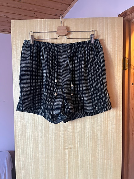 Mustat shortsit