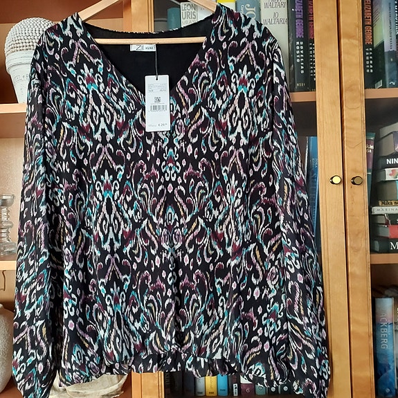 Uusi pusero, koko 40/42. Hakunila.