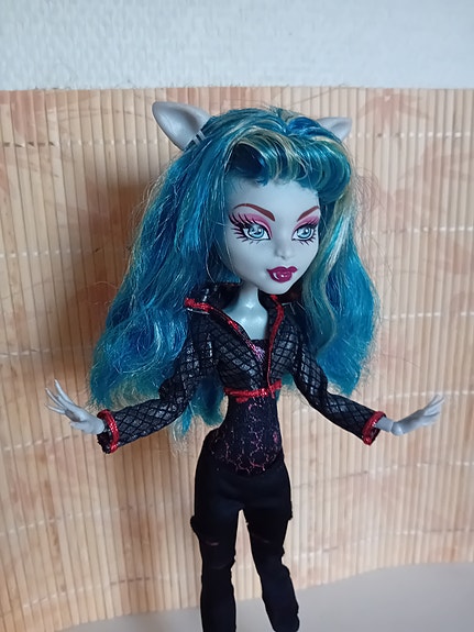 Kiva Monster High nukke peruukissa