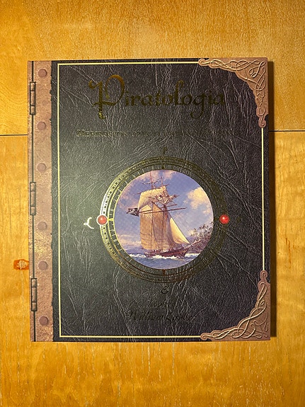 Piratologia : merirosvon opas ja laivan pienoismalli.