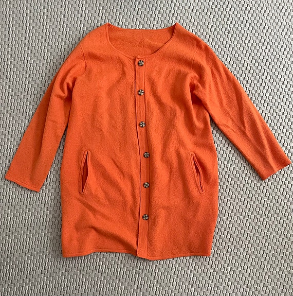 Merinovilla paita oranssi ja silkki kauluspaita valkoinen