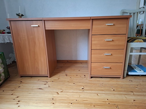Annetaan kirjoituspöytä/peilipöytä
