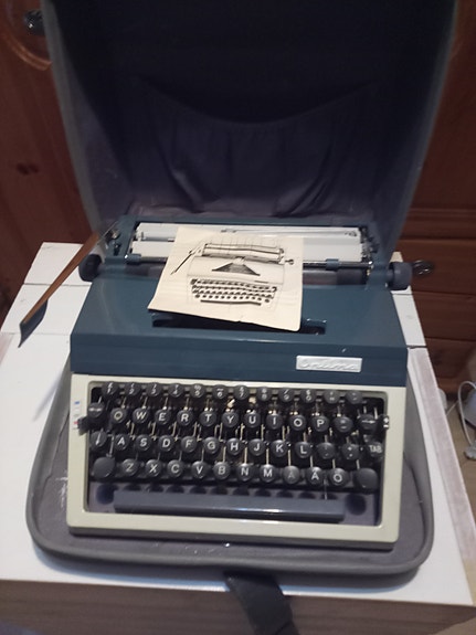 Optima Retro kirjoituskone alkuperäisessä salkussaan