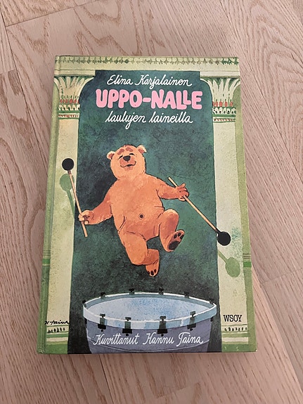 Elina Karjalainen Uppo-Nalle laulujen lavoilla kirja