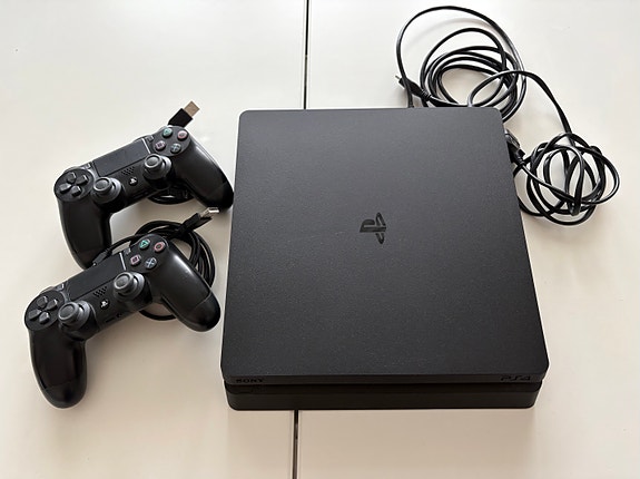 PS4 Slim 500 gt konsoli + 2 langatonta ohjainta