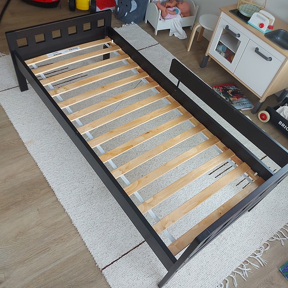 IKEA lastensänky musta puu