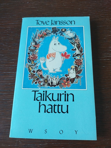 7 kappaletta Muumi kirjoja ja lisälahja.