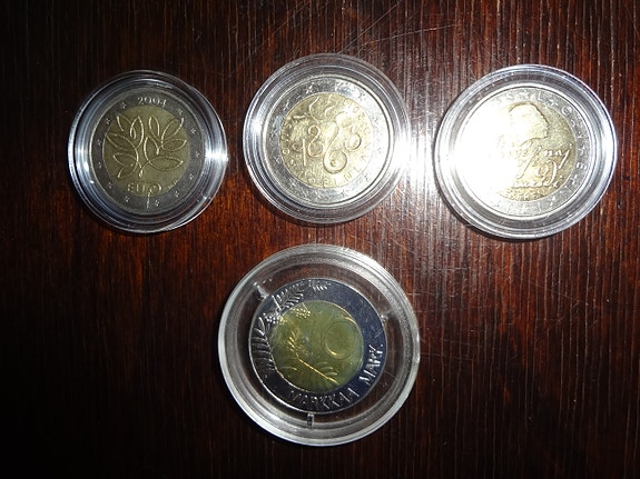 2 € kolikot ja 10 MK kolikko