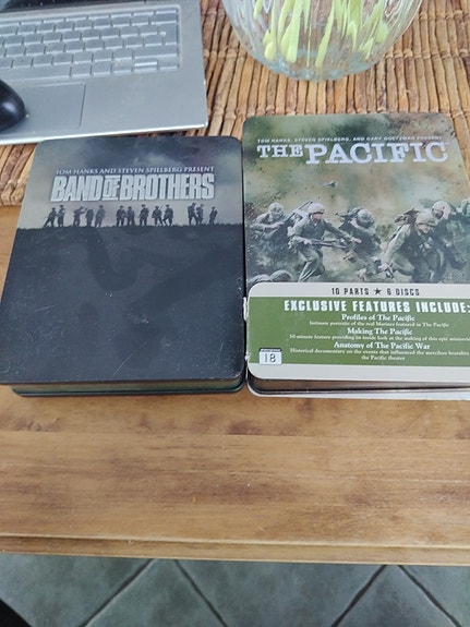 Band of Brothers ja The Pacific metallikoteloiset DVD-boksit
