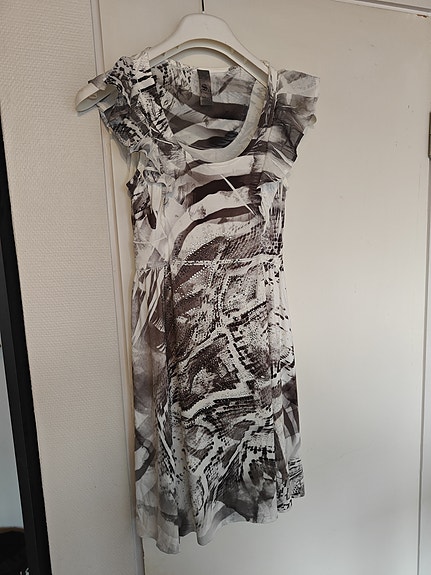 musta-harmaa-valkoinen kuvioitu mekko S-12