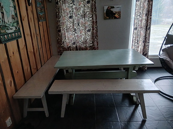 Noin 120 vuotta vanha pirttikalusto