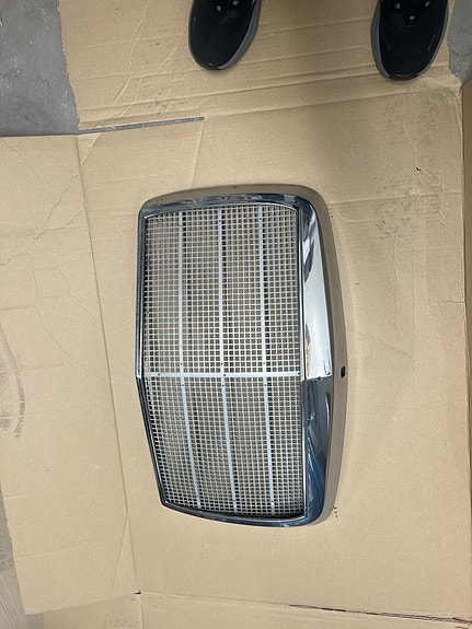 Mercedes-Benz 115 etusäleikkö kromi, kapea malli.