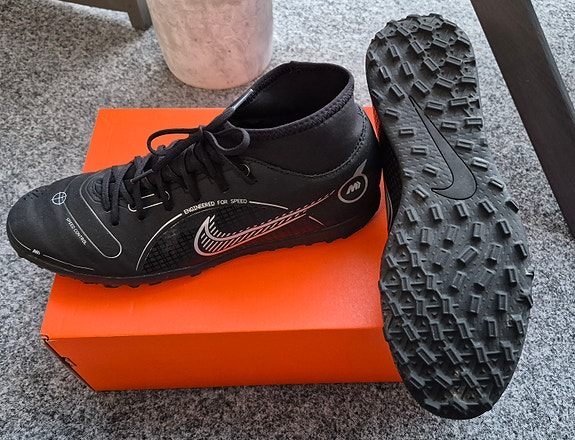 Nike Turf -jalkapallokengät, koko 44