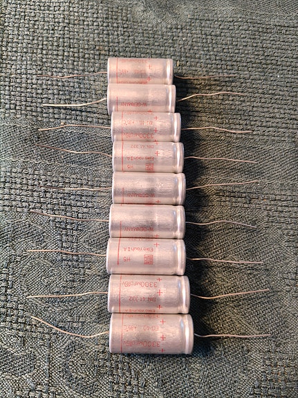 Elkoja 3300 uF 16V 9 kpl