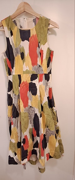 värikäs mekko