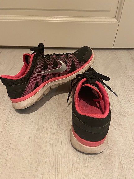 Nike treenikengät koko 38 musta–pinkki