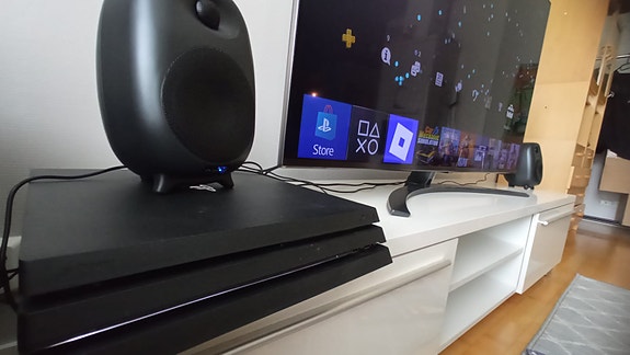 PS4 PRO + 4 ohjainta + VR-setti + 6 peliä