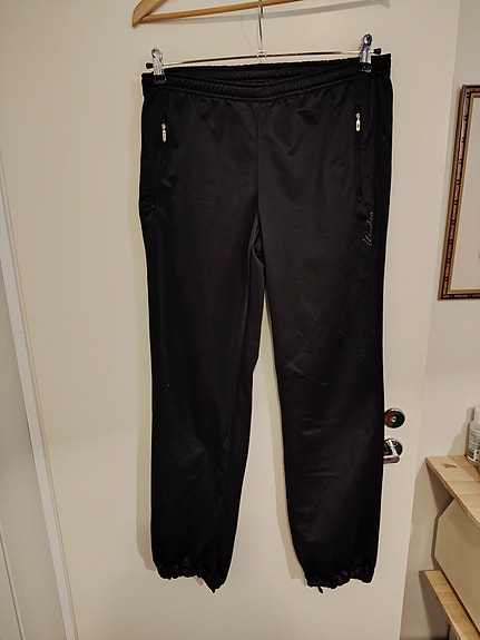Umbro verkkarit 40 kokoa, mustat