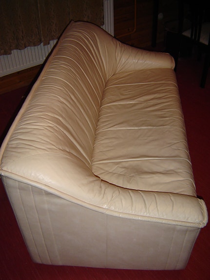 Kolmen istuttava nahkasohva, beige