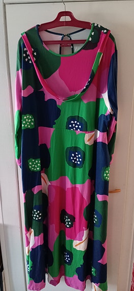 värikäs mekko