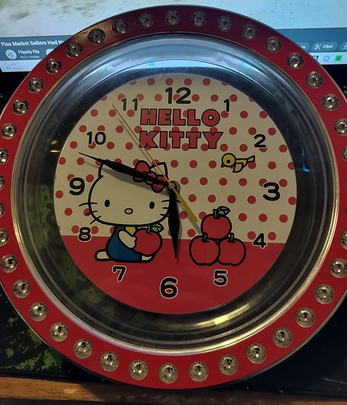 Hello Kitty seinäkello