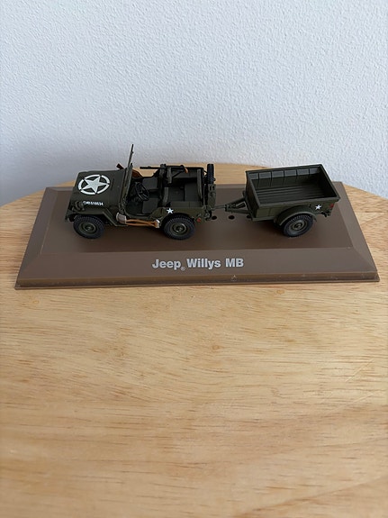 Jeep Willys MB pienoismalliauto perävaunulla vihreä